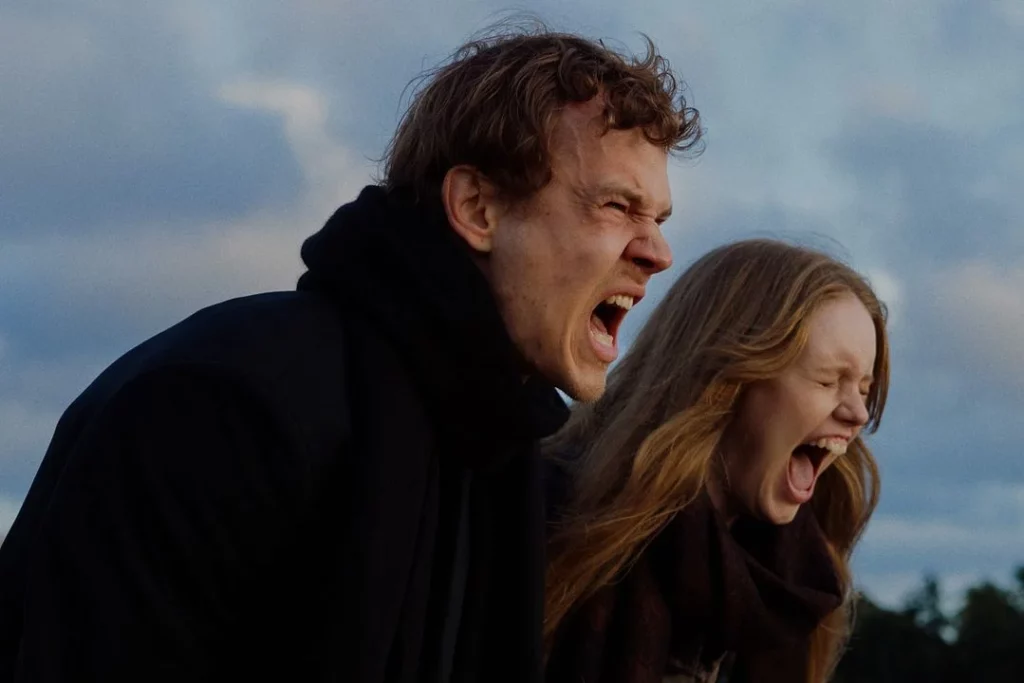 Photo A Light That Never Goes Out_cahiers du cinéma